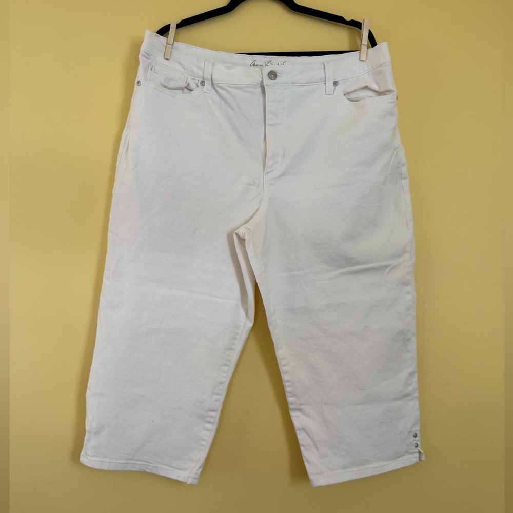 EUC WHITE CAPRIS
